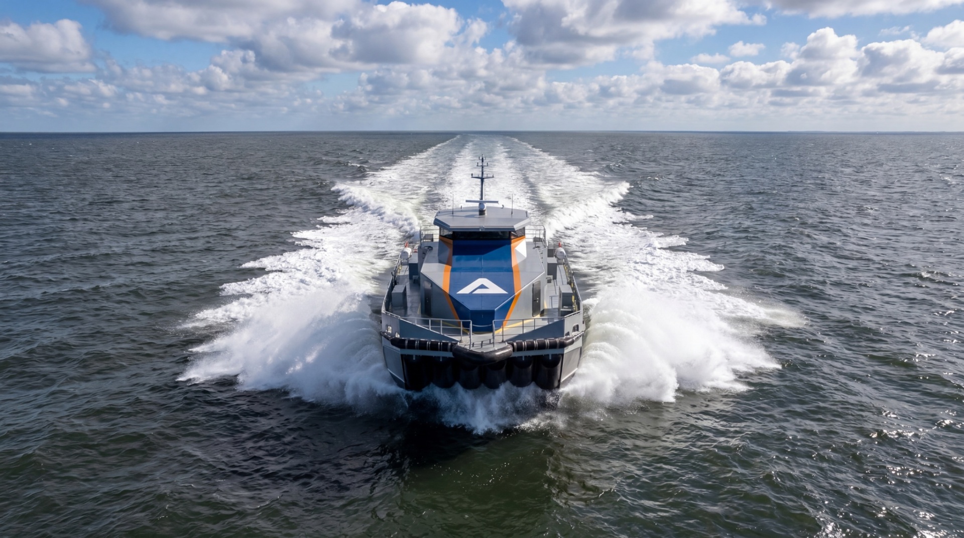AIRCAT 35 Combi MC head-on at speed with twin wake