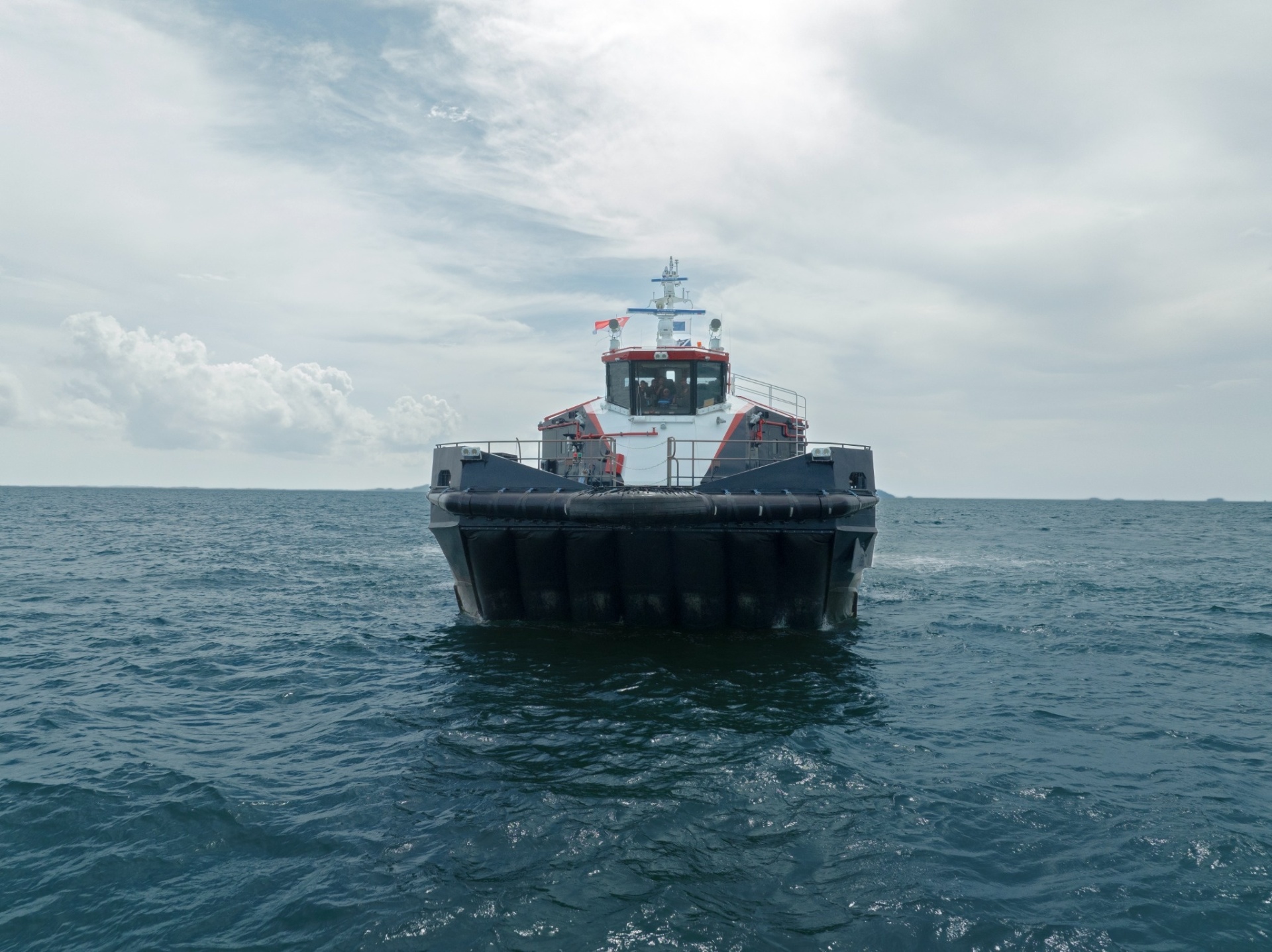 AIRCAT 35 Crewliner bow-on at sea