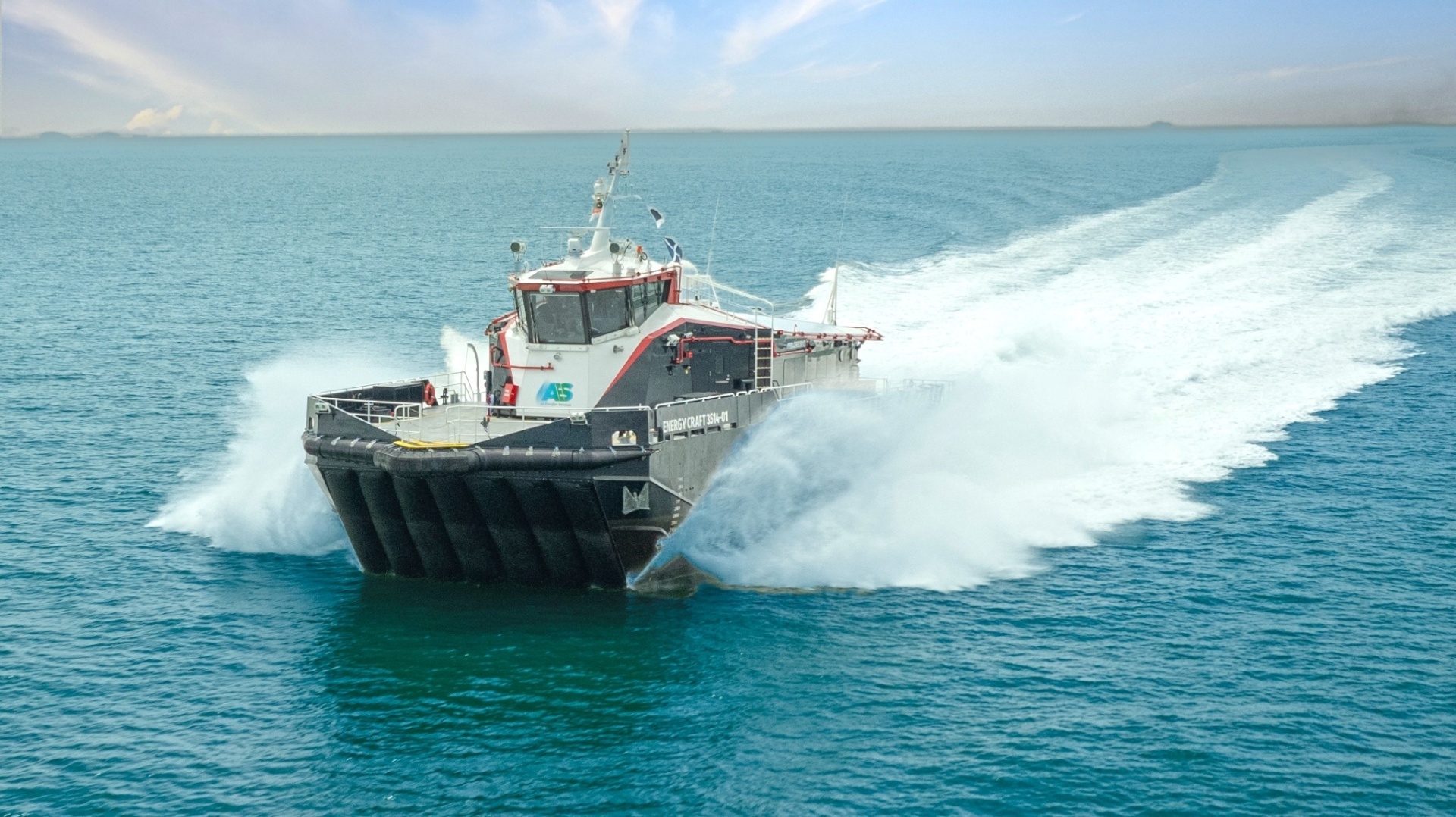 AIRCAT 35 Crewliner cruising with full wake