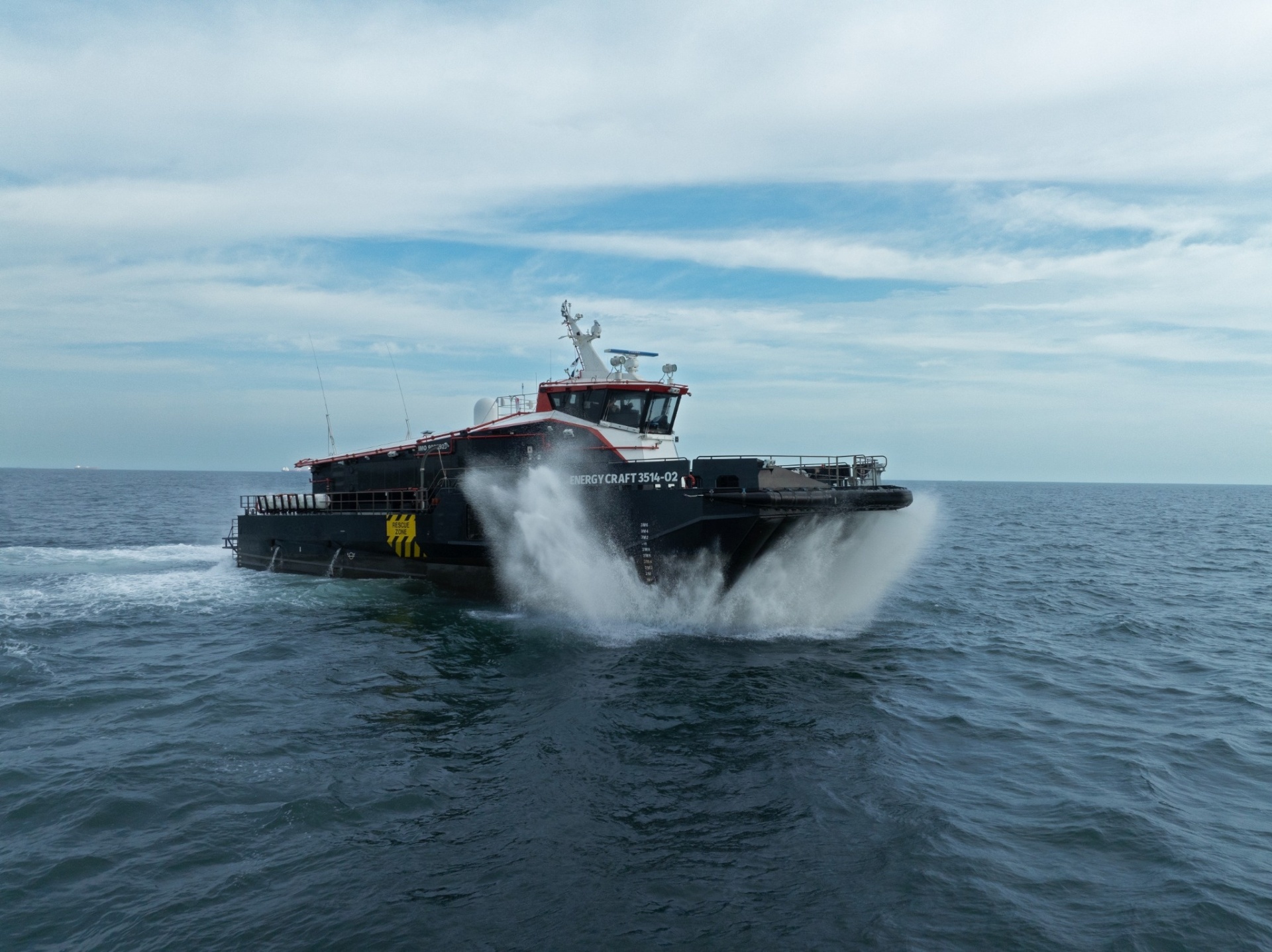 AIRCAT 35 Crewliner bow spray at speed