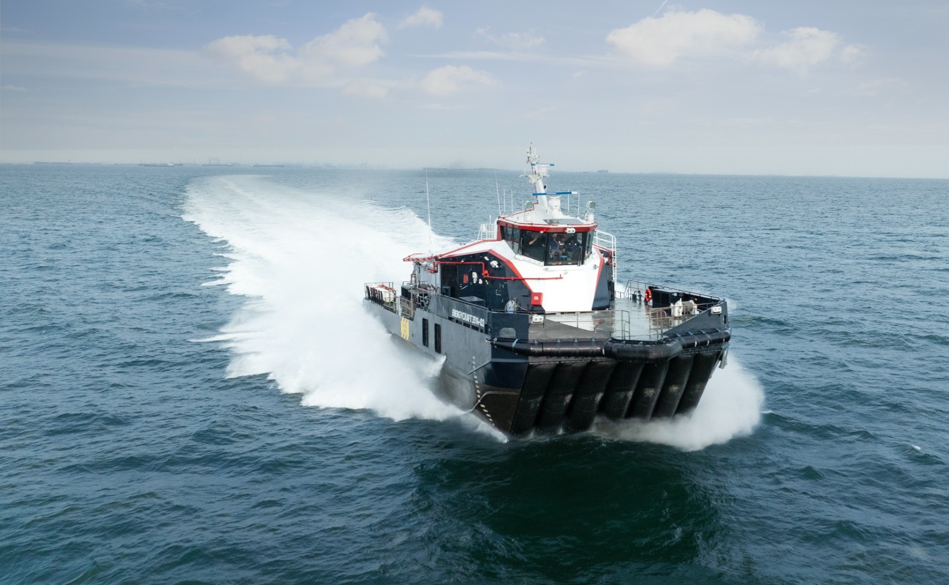 AIRCAT 35 Crewliner underway in open sea