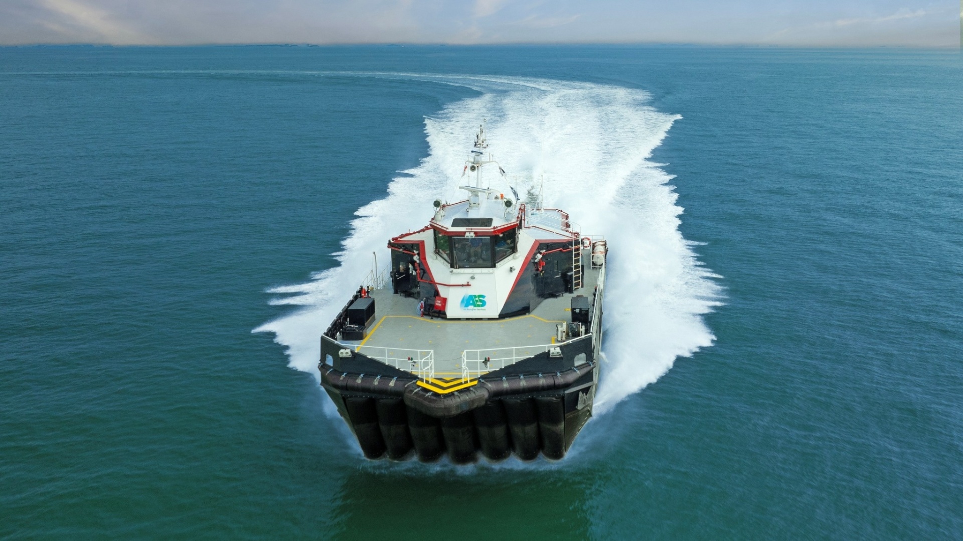 AIRCAT 35 Crewliner stern view with wake