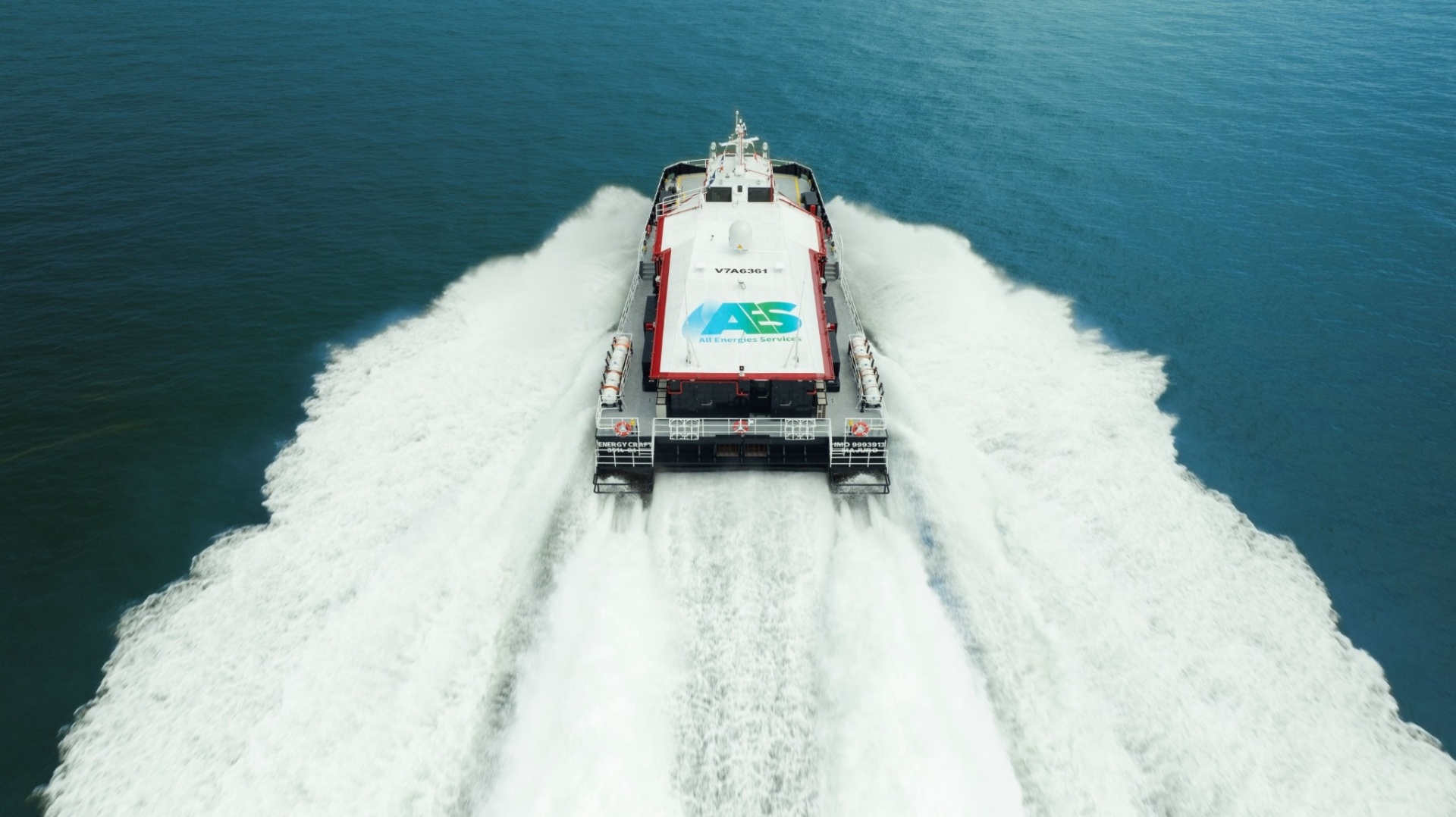 Energy Craft 3514-01 underway, front view with twin spray wake